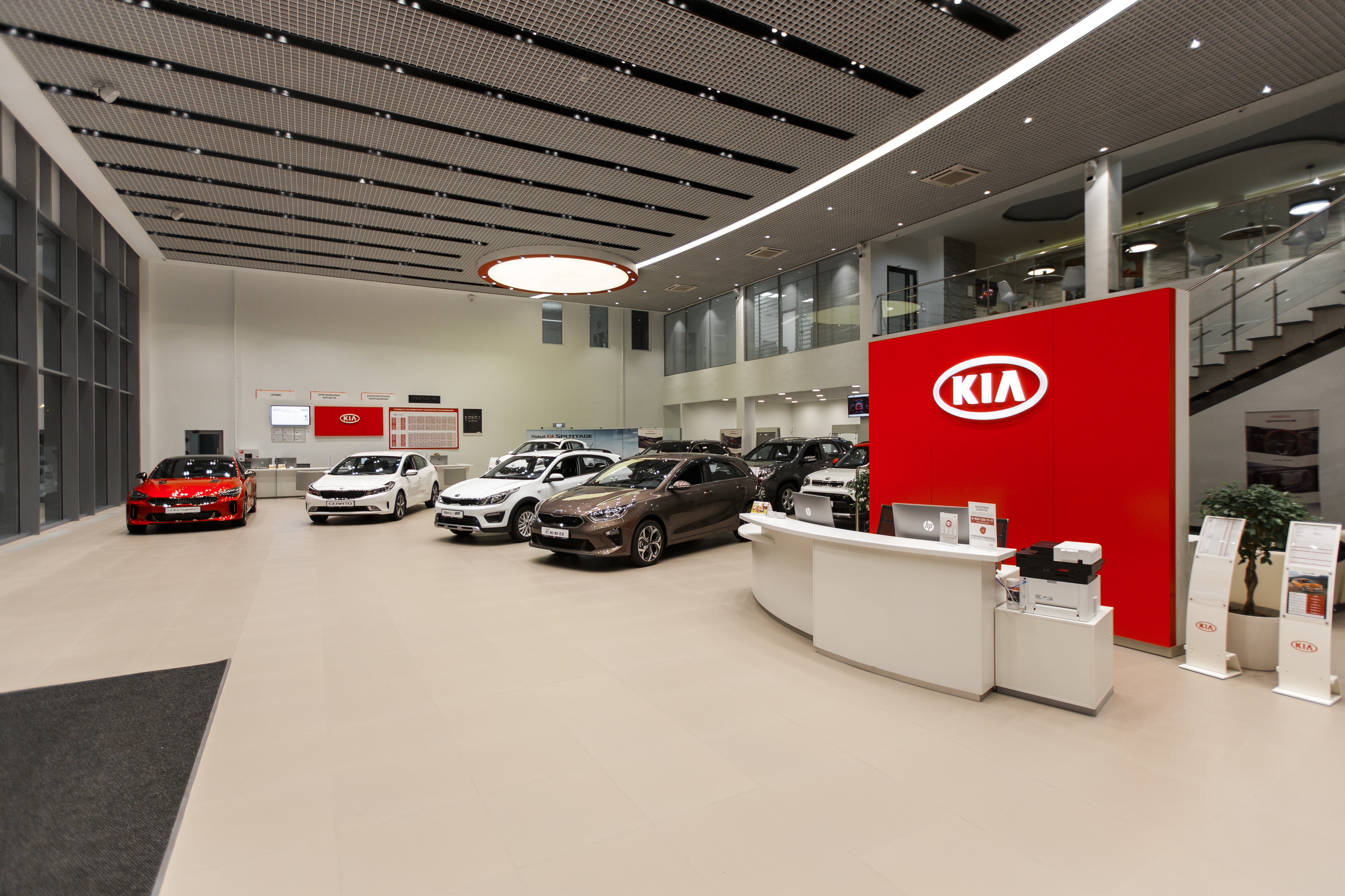 Автобизнес. Kia Showroom. Агат Киа Волгоград. Интерьер автосалона. Шоу рум автосалона.